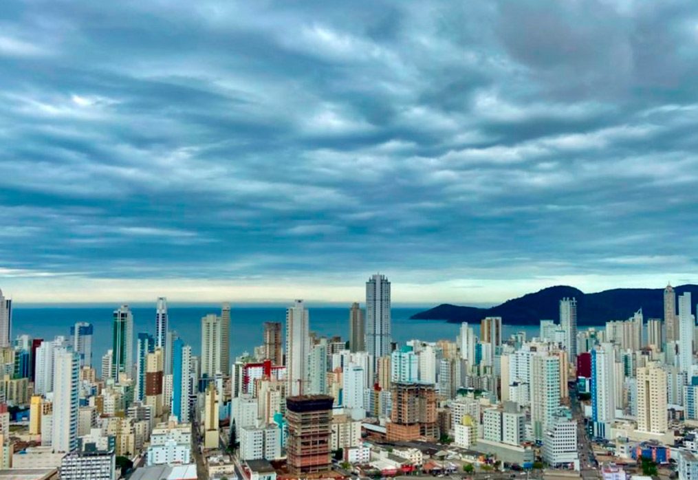 Desvendando o Cenário Imobiliário em Balneário Camboriú: Tendências e Análises